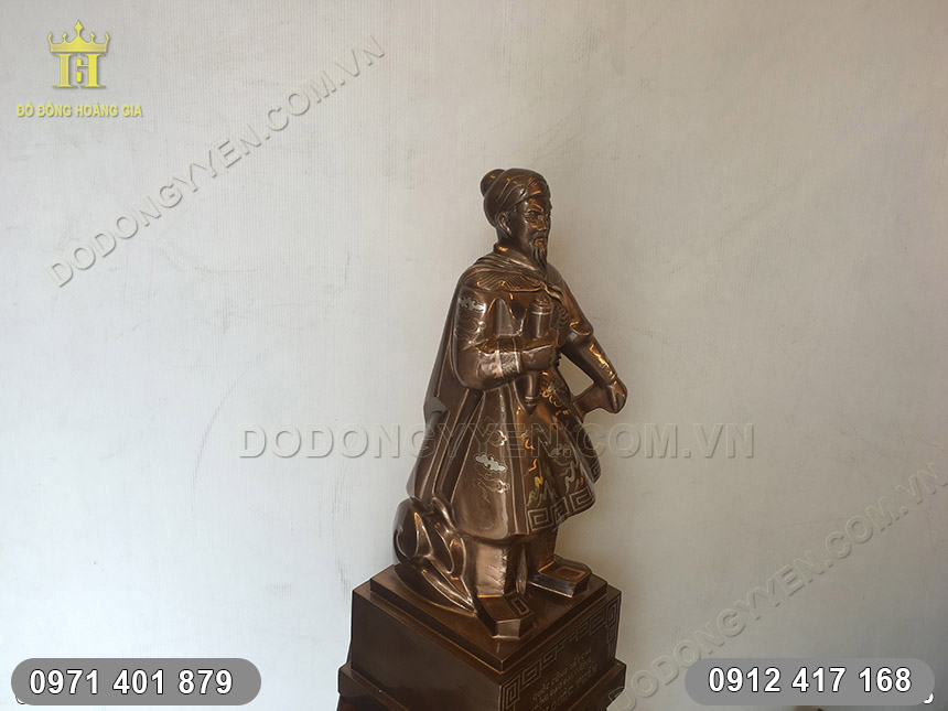 tượng trần hưng đạo qu&eacute;t m&agrave;u